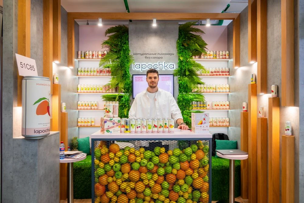 Выставочный стенд компании «Lapochka Drinks» на выставке продуктов питания, напитков и сырья для их производства «Продэкспо 2025»
