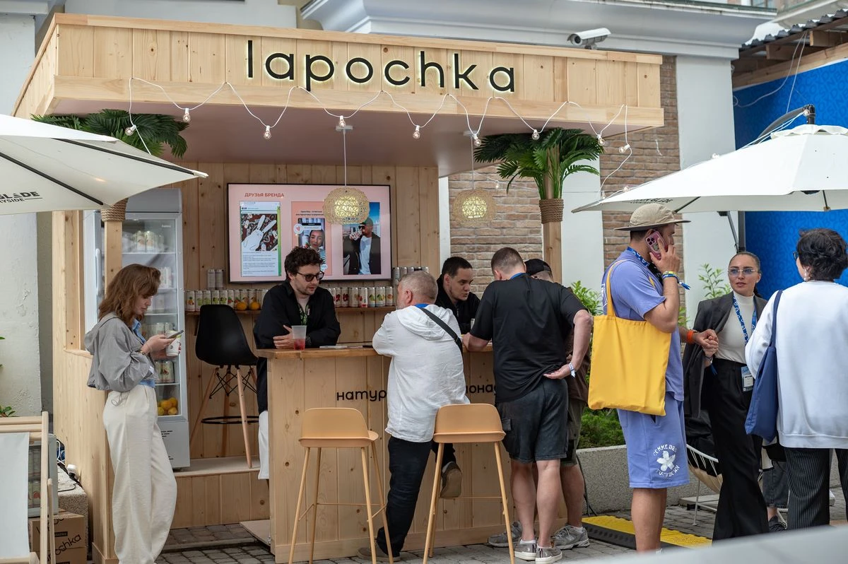 Промо-киоск компании «Lapochka Drinks» на гастрономическом мероприятии «Gastreet International Restaurant Show»